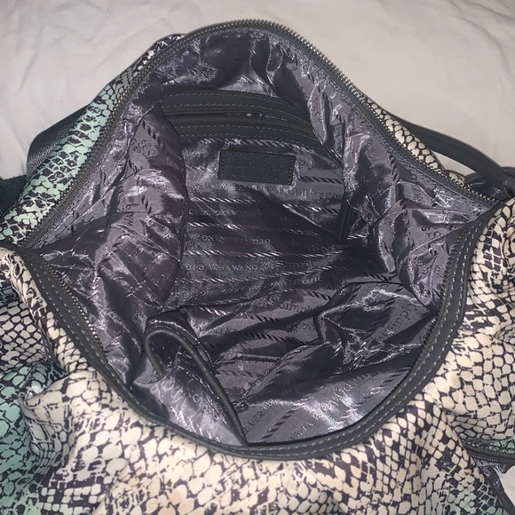 Vera Wang hobo bag * 2 front zipper pockets
Side Pockets on each side Grey liner - Picture 3 of 4